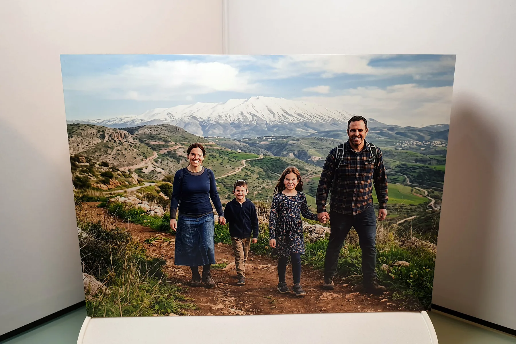 בלוק עץ 15 על 20 לרוחב עם תמונה משפחתית מטיול, עומד על מדף